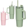 Bicchiere in plastica con cannuccia rosa o verde