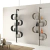 Numa libreria in metallo verniciato color perla beige