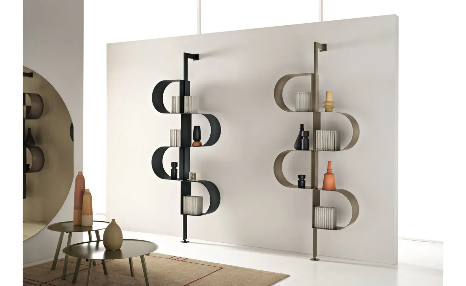 Numa libreria in metallo verniciato color perla beige