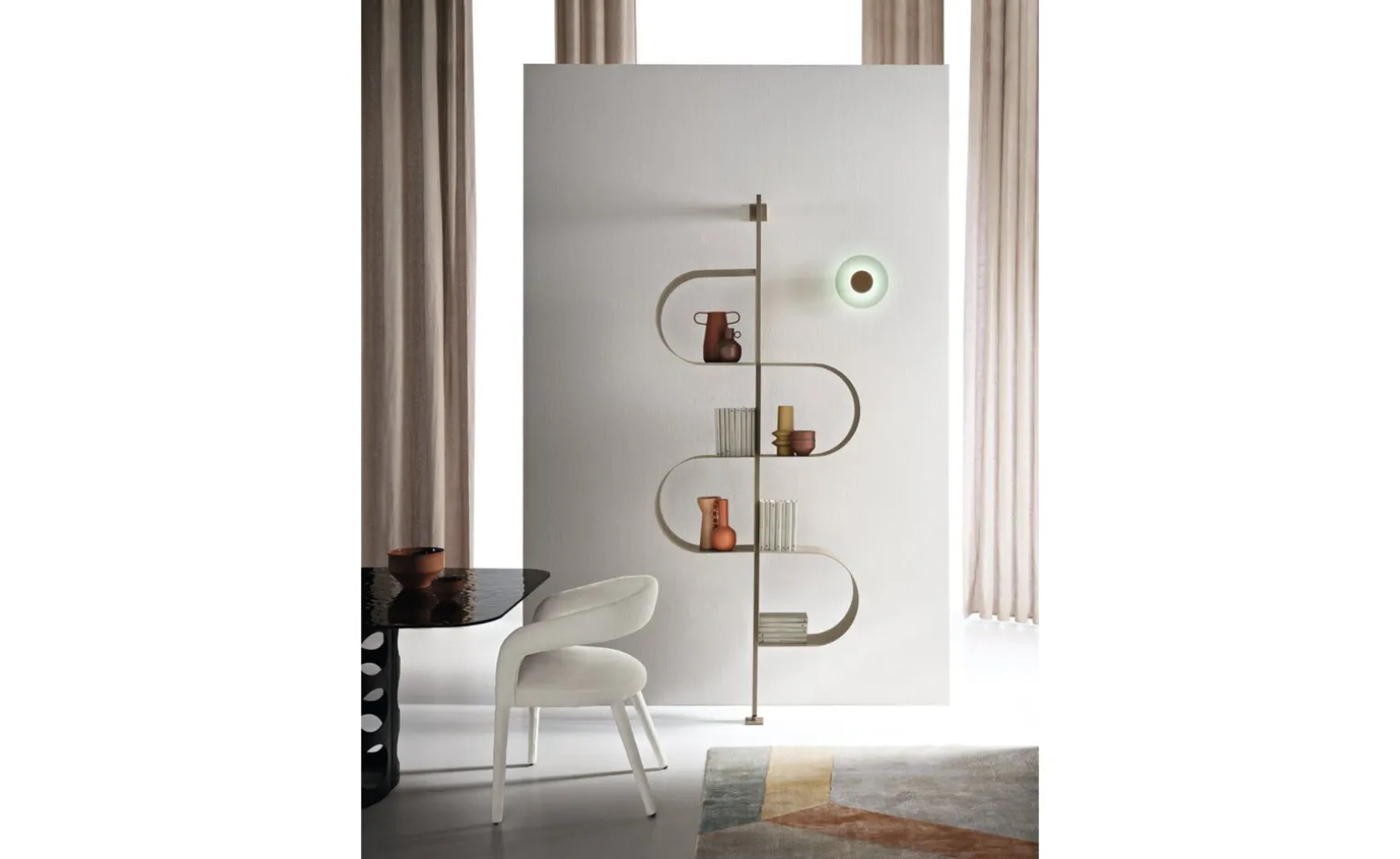 Numa libreria in metallo verniciato color perla beige